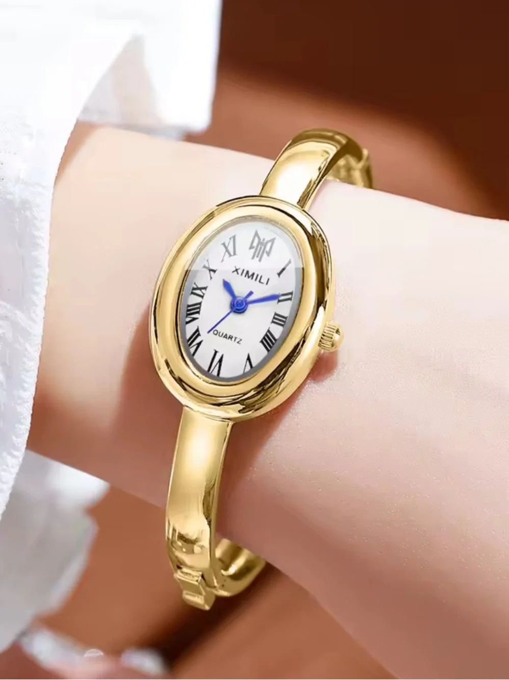 Baignoire Style Gold-Tone Oval Bangle Watch – Elegant Quartz Watch.